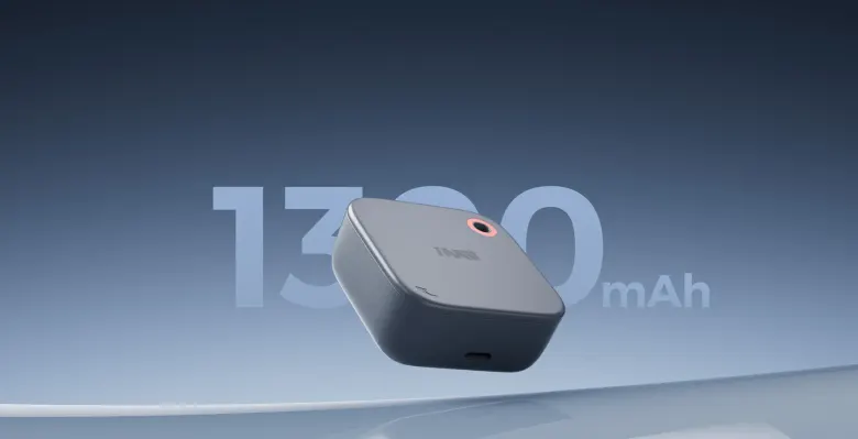 Małe szare etui ładujące INMO na tle dużego napisu 1300 mAh