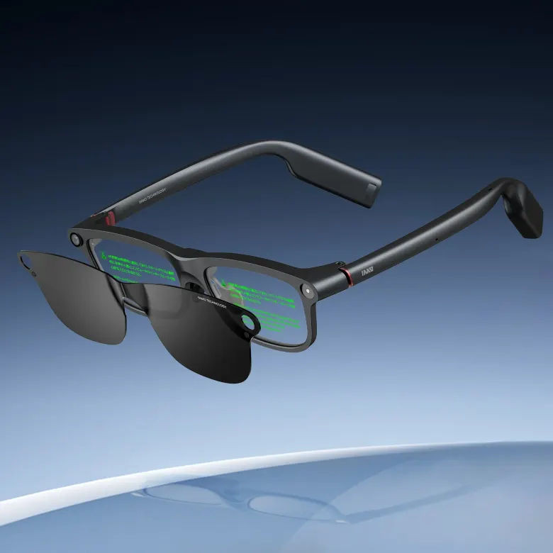 Czarne okulary INMO GO3 z magnetyczną nakładką przeciwsłoneczną i zielonym tekstem wyświetlanym w szkle