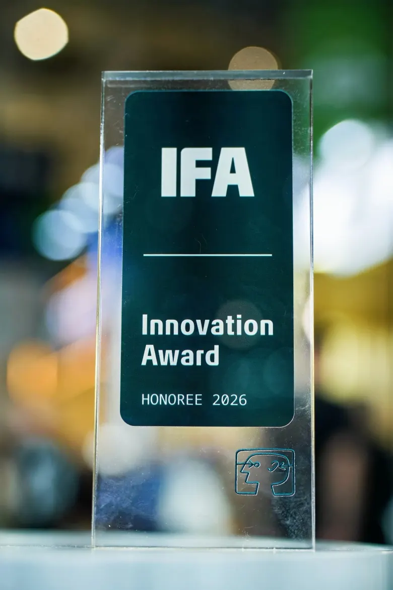 Szklana statuetka IFA Innovation Award Honoree 2026 na rozmytym tle