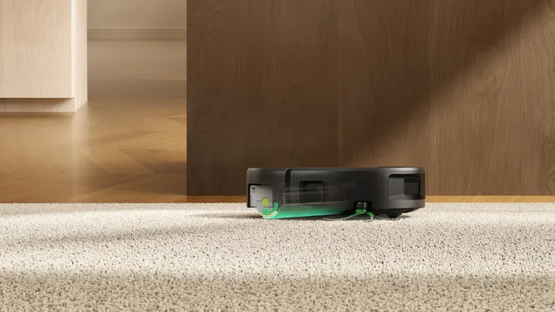 Roomba Max 875 Combo na dywanie z uniesionym wałkiem mopującym i opuszczoną osłoną DriLift