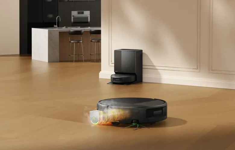 Robot sprzątający iRobot Roomba Max 875 Combo mopuje podłogę z podgrzaną mgiełką ThermaMist, w tle stacja AutoWash