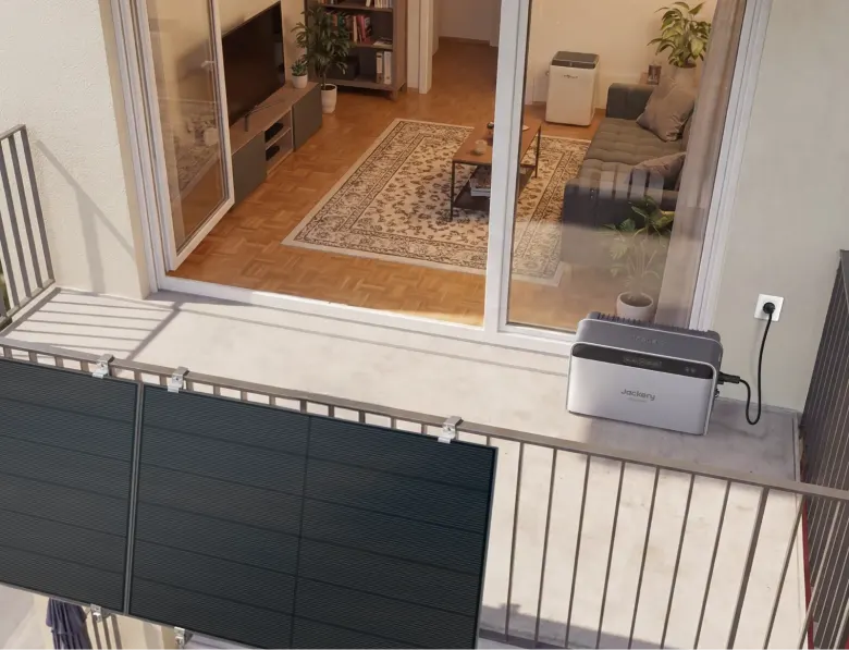 Magazyn energii Jackery SolarVault 3 Pro na balkonie z panelami fotowoltaicznymi na balustradzie