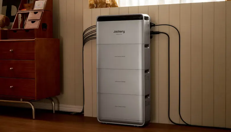 Magazyn energii Jackery SolarVault 3 z dodatkowymi modułami baterii BP2500 przy ścianie w domu