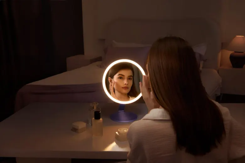 Podświetlane lustro kosmetyczne Laifen Glowy na toaletce w ciemnej sypialni