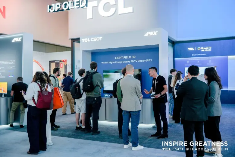 Zwiedzający przed stoiskiem TCL CSOT z napisem IJP OLED na IFA 2026