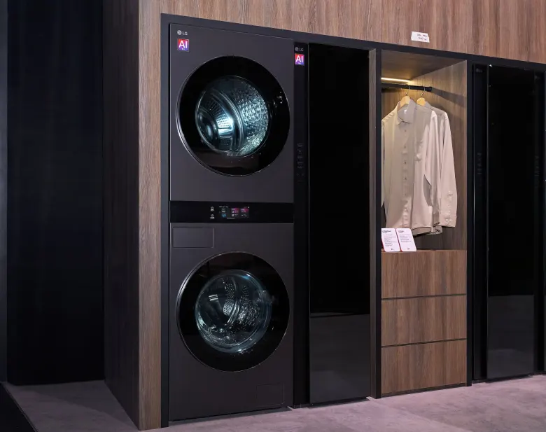 LG WashTower 25 cali w zabudowie łazienkowej, obok szafa z ubraniami