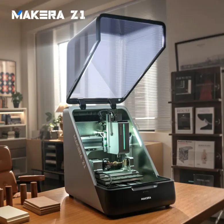 Frezarka Makera Z1 z otwartą pokrywą na blacie w domowej pracowni