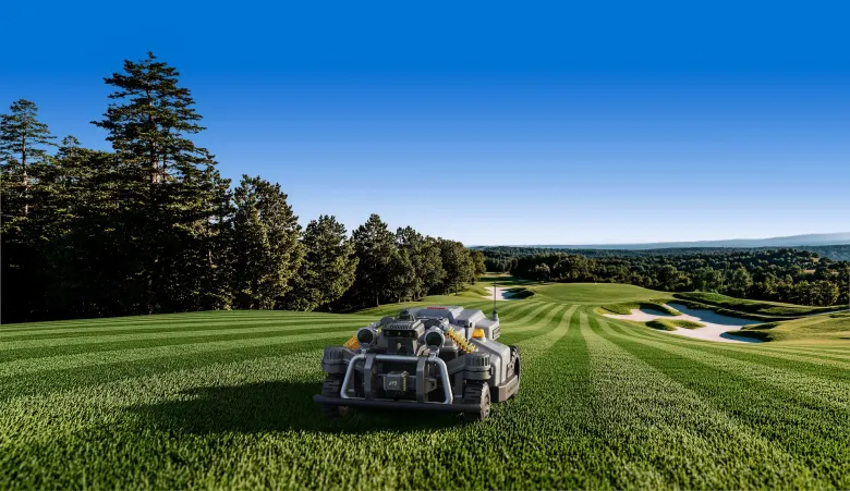 Komercyjny robot koszący MAMMOTION Maston na polu golfowym