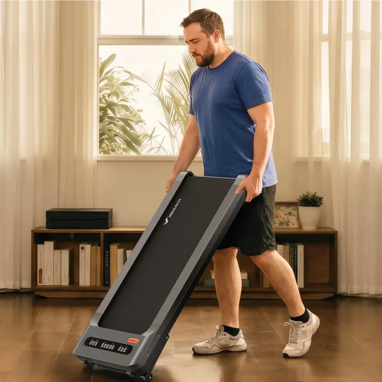 Mężczyzna składa i przestawia bieżnię MERACH UltraWalk W60 Plus w salonie