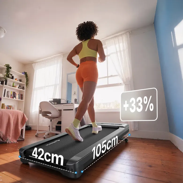Kobieta idzie po bieżni MERACH W60 Plus z zaznaczonymi wymiarami pasa 42 na 105 cm