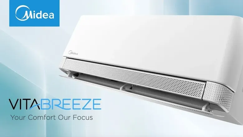 Biały klimatyzator ścienny Midea VitaBreeze z otwartą żaluzją nawiewu