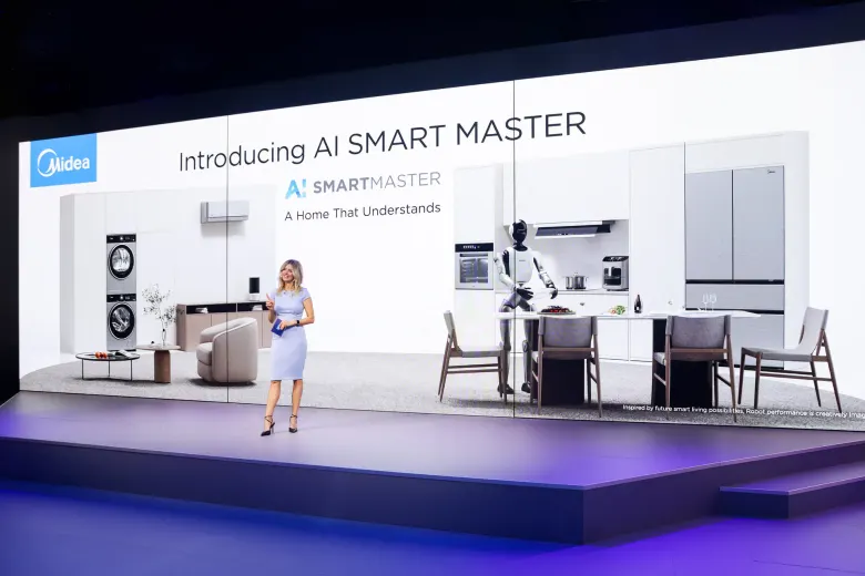 Prezentacja Midea SMART MASTER na scenie IFA 2026, w tle zabudowa kuchenna z AGD Midea i robot