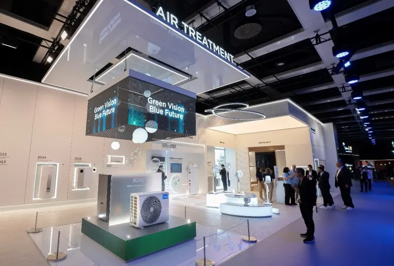 Strefa klimatyzacji i pomp ciepła na stoisku Midea podczas IFA 2026 z napisem Green Vision Blue Future