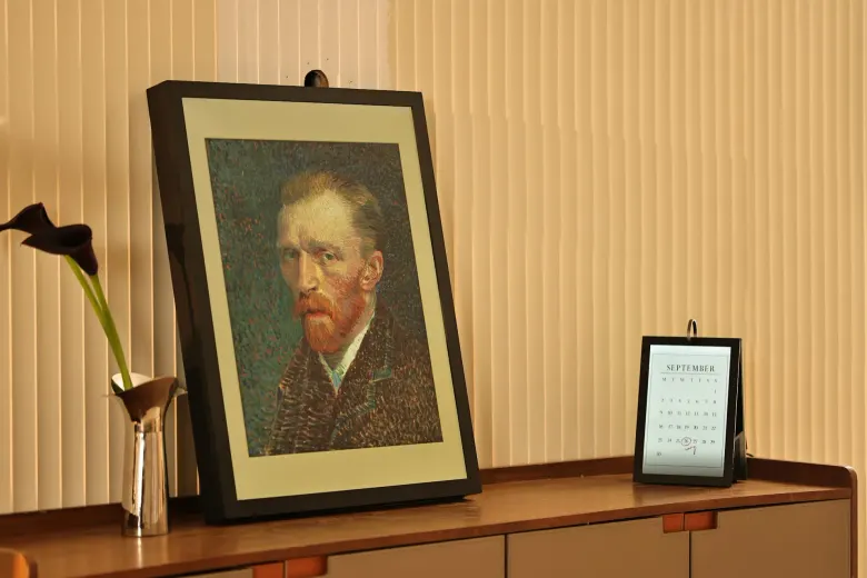 Głośnik MorningBlues T2 w ramie wyświetlający portret Van Gogha na komodzie