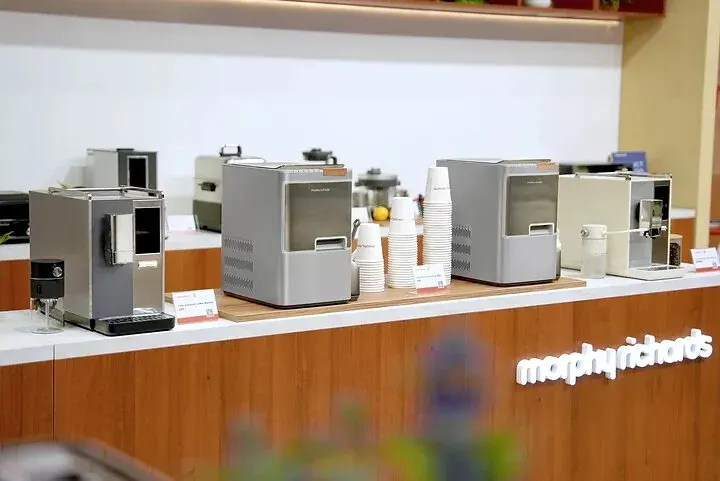 Ekspresy do kawy i inne urządzenia kuchenne Morphy Richards na półce stoiska