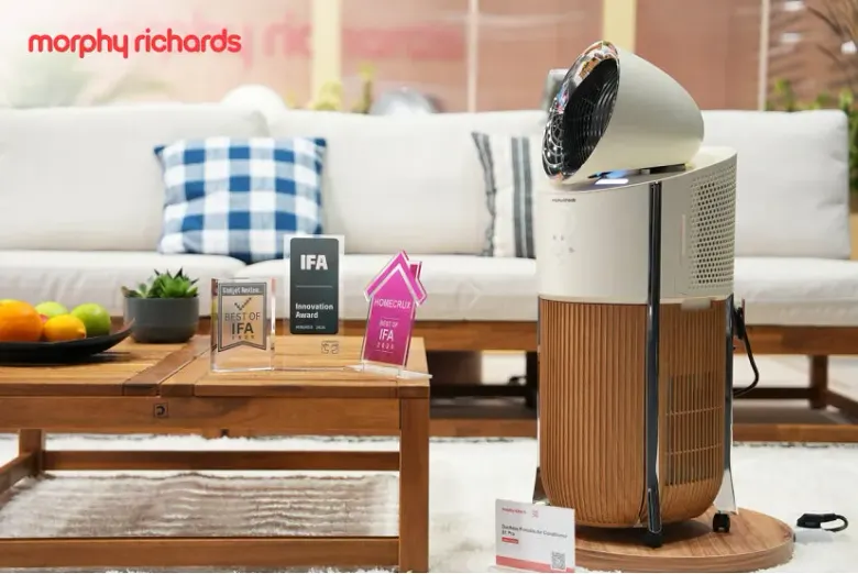 Klimatyzator Morphy Richards S1 Pro w beżowej obudowie z drewnianą podstawą obok statuetek Best of IFA