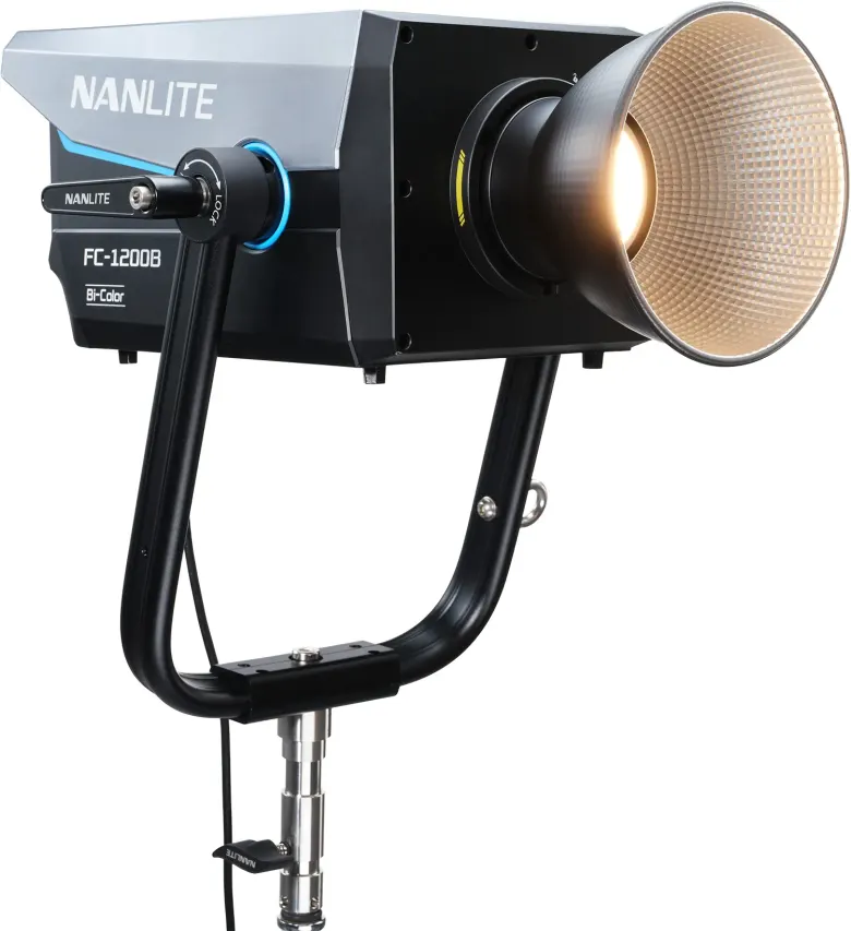 Lampa Nanlite FC-1200B z reflektorem na statywie, na białym tle
