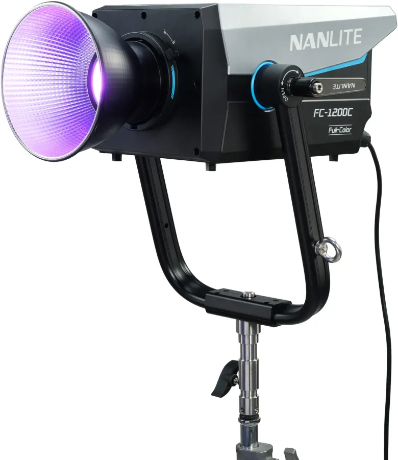 Pełnokolorowa lampa Nanlite FC-1200C świecąca fioletowym światłem przez reflektor