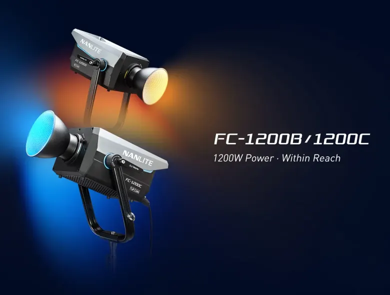 Dwie lampy Nanlite FC-1200B i FC-1200C świecące ciepłym i niebieskim światłem na granatowym tle