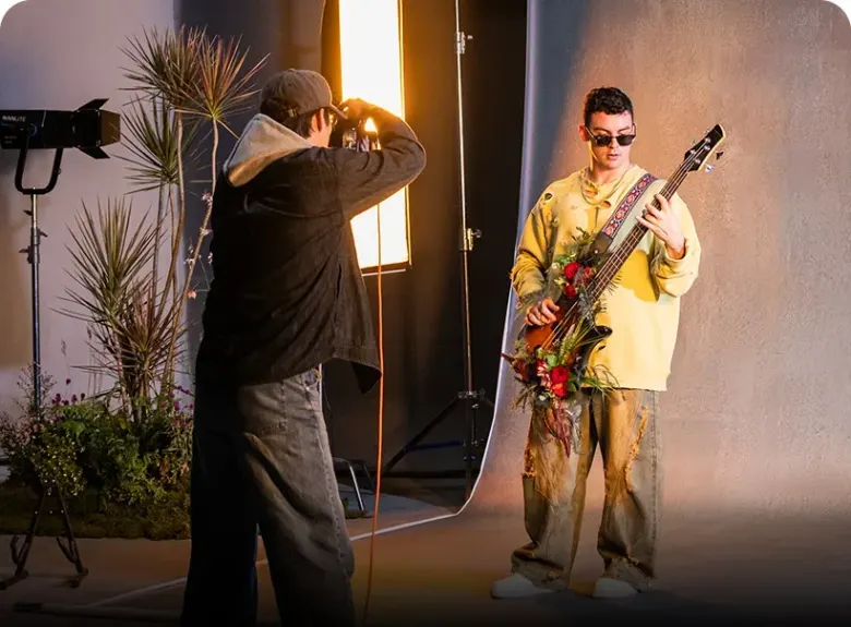 Fotograf przy lampie Nanlite FC z dużym softboxem podczas sesji z gitarzystą