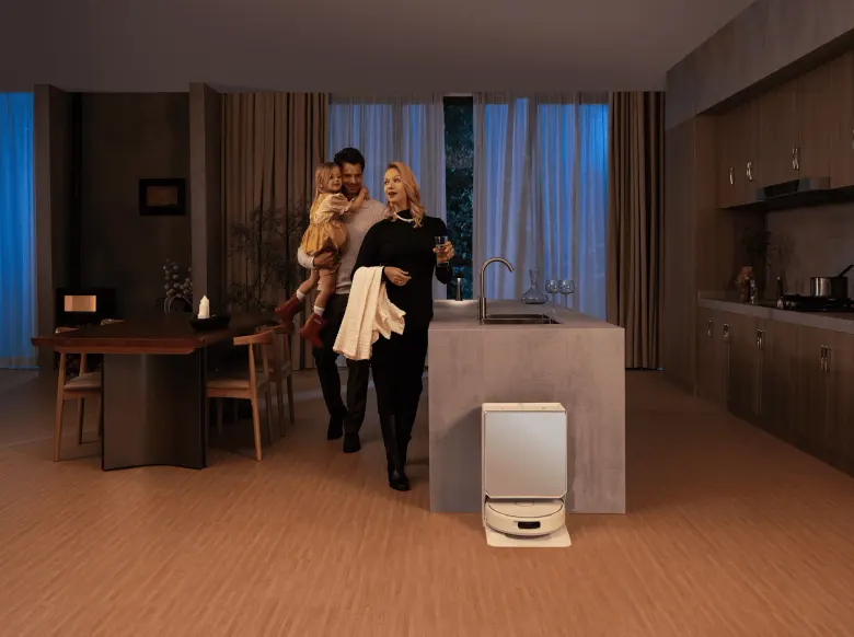 Biały robot sprzątający Narwal Flow 2 w stacji dokującej w kuchni