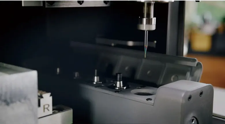 Wrzeciono frezarki NestWorks C500 nad magazynem narzędzi z oprawkami frezów