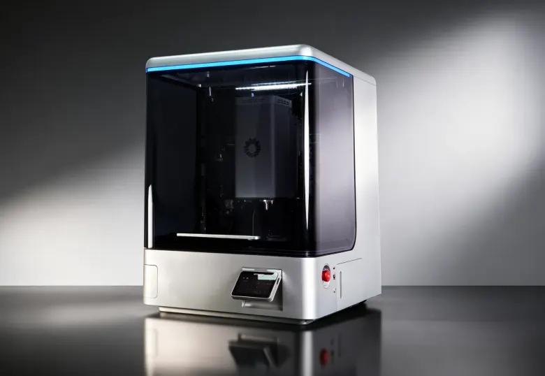 Frezarka CNC NestWorks C500 w zamkniętej obudowie z przyciemnianą szybą i ekranem dotykowym