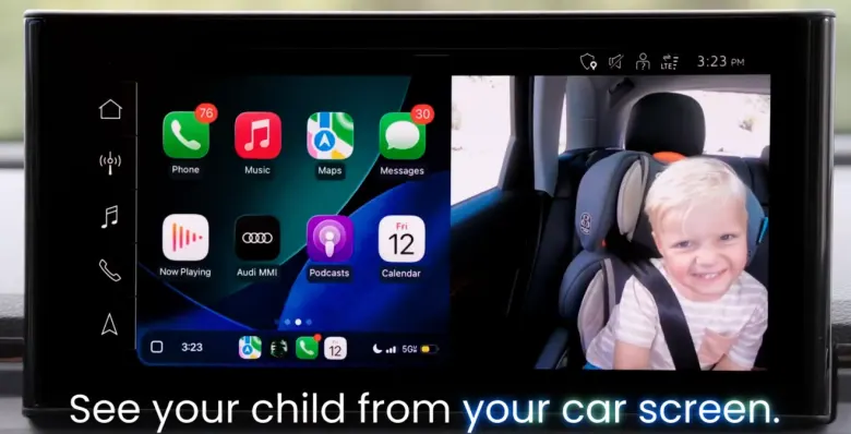 Ekran samochodu z CarPlay i obrazem z kamery Cabin Care pokazującym dziecko w foteliku