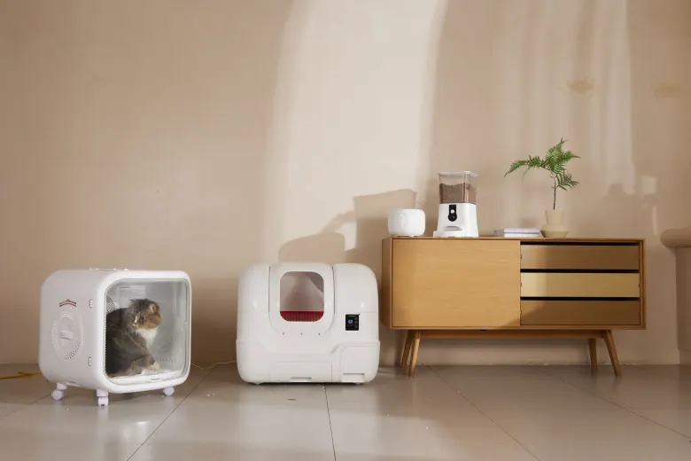 Kot w suszarce PetSuper DryGo obok automatycznej kuwety LitterGo i karmnika w jasnym salonie