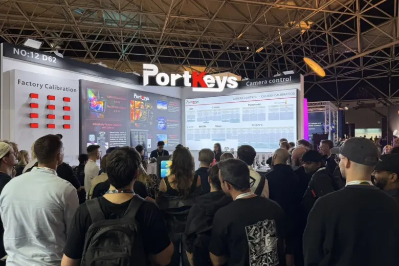 Tłum zwiedzających przy stoisku Portkeys na targach IBC 2026 w Amsterdamie