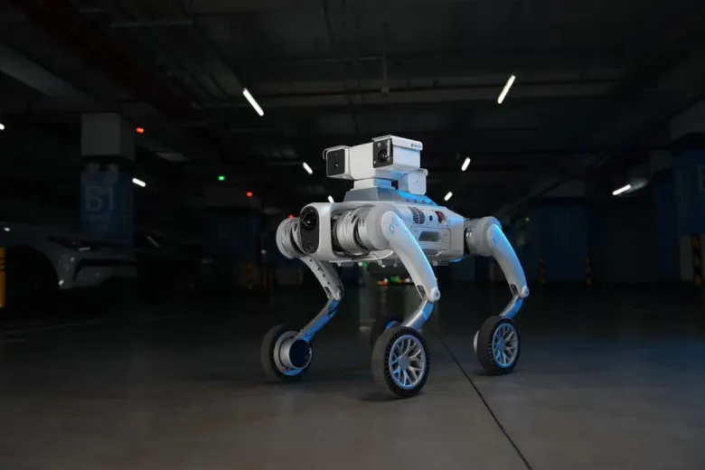 Robot czworonożny PUDU D5-W z kołami i modułem kamer w podziemnym garażu