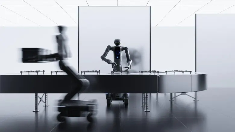 Półhumanoidalny robot PUDU D7 przy stanowisku montażowym obok przejeżdżającego robota
