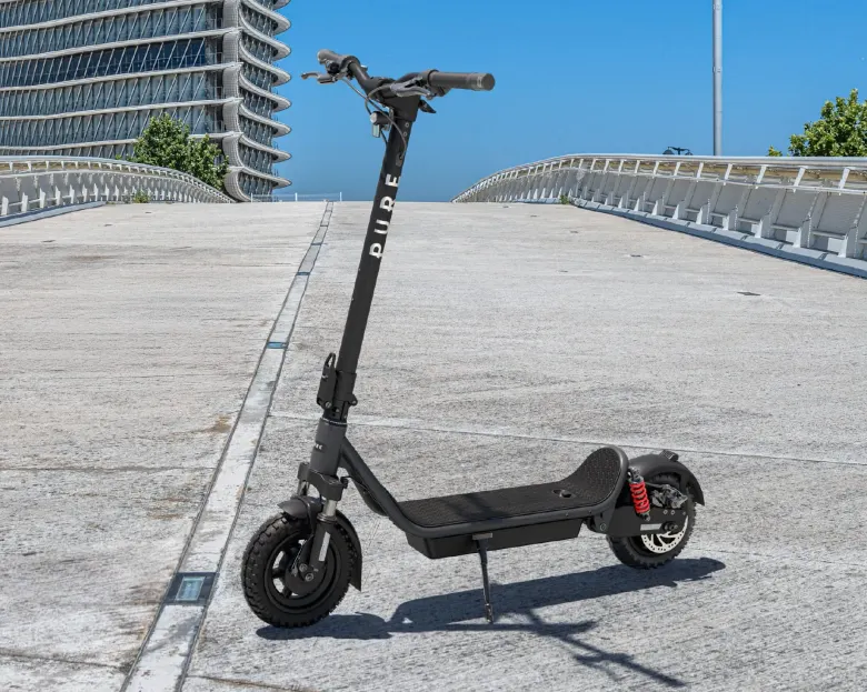 Hulajnoga elektryczna PURE Air6 Ultra Max Suspension na betonowym placu