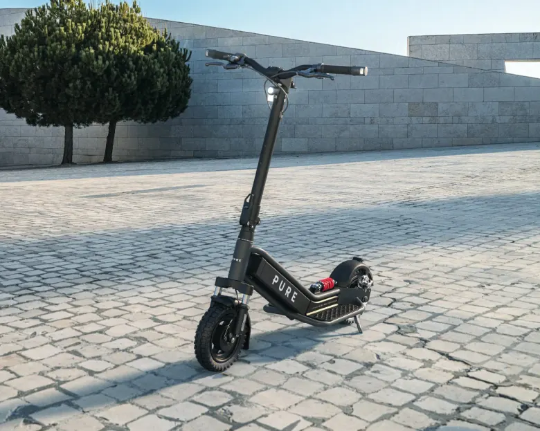 Hulajnoga elektryczna PURE Escape Ultra Max Suspension na brukowanym placu