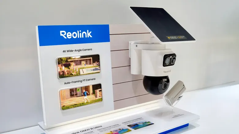 Kamera Reolink OMVI 2i Ultra z panelem solarnym i wymienną baterią na ekspozycji na targach IFA 2026