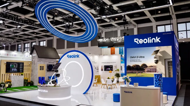 Stoisko Reolink w hali 1.2 na targach IFA 2026 w Berlinie z kamerą OMVI 2i Ultra