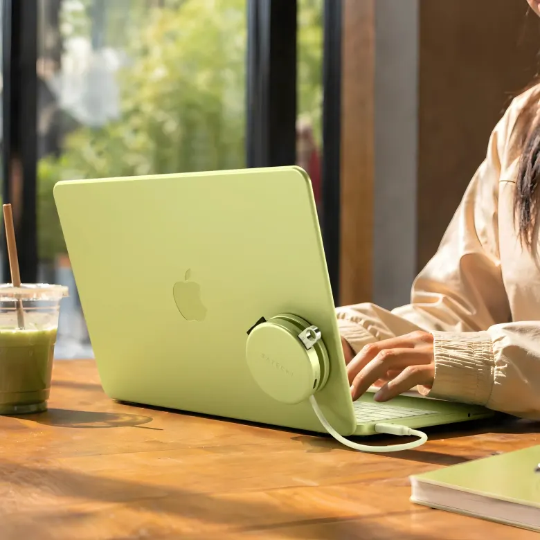 Adapter Satechi OntheGo 5-in-1 przymocowany magnetycznie do klapy MacBooka Neo w kolorze Citrus