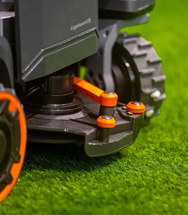 Zbliżenie na ramię EdgeMaestro z pomarańczowymi kółkami prowadzącymi w robocie Navimow H5 Pro
