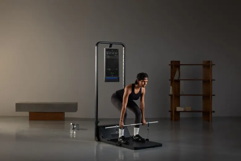 Kobieta wykonuje martwy ciąg ze sztangą na domowej siłowni Speediance Gym Monster 3