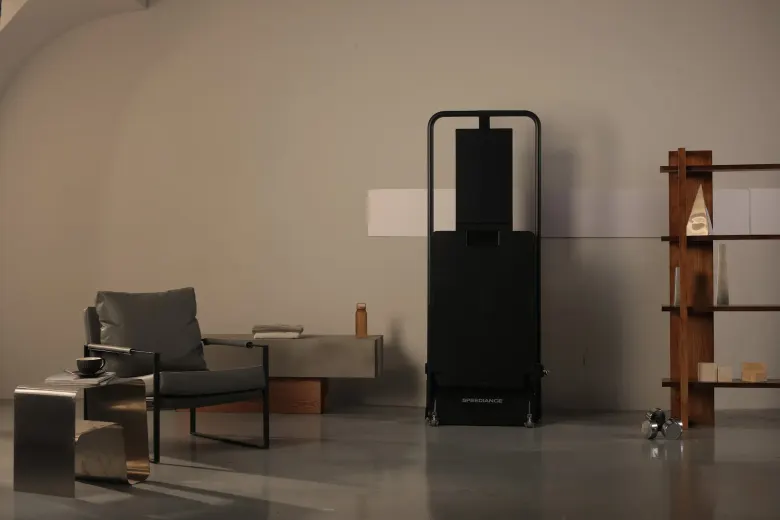 Złożona domowa siłownia Speediance Gym Monster 3 stojąca w salonie