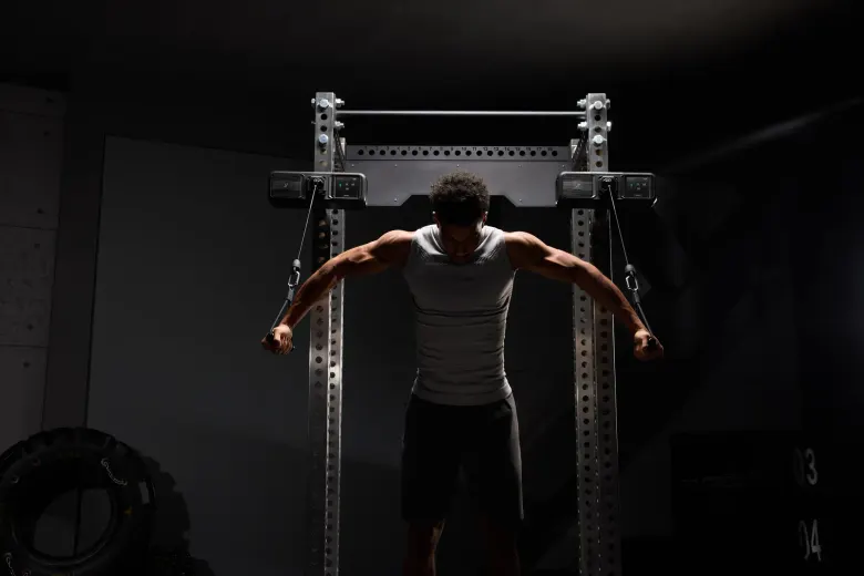 Dwa urządzenia Speediance Gym Nano zamontowane na klatce treningowej
