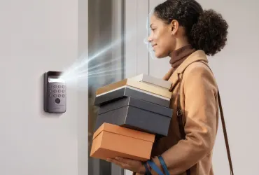Kobieta z paczkami otwiera drzwi twarzą – klawiatura SwitchBot Keypad Vision Pro skanuje twarz w 3D