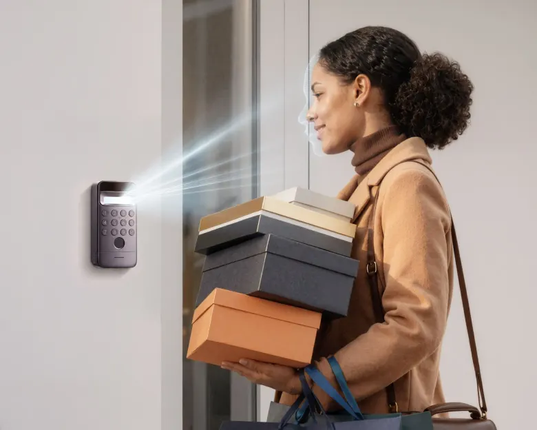 Kobieta z paczkami otwiera drzwi twarzą – klawiatura SwitchBot Keypad Vision Pro skanuje twarz w 3D