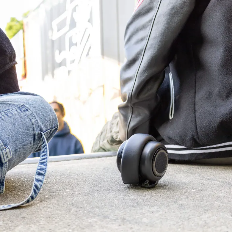 TDM. Neo złożone w głośnik przenośny stoją na murku w skateparku