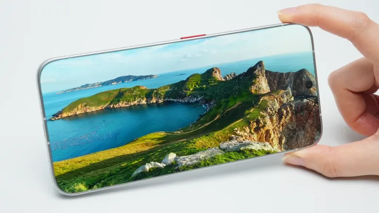 Koncepcyjny telefon bez ramek TECNO trzymany poziomo, obraz sięga samych krawędzi