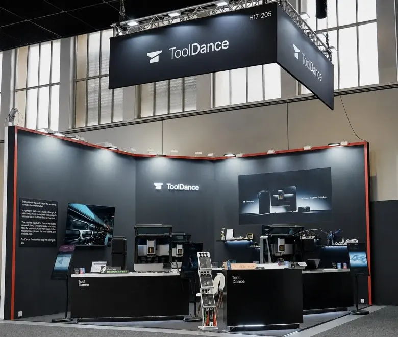 Stoisko ToolDance na IFA 2026 z kilkoma frezarkami CNC X1 i ekranami