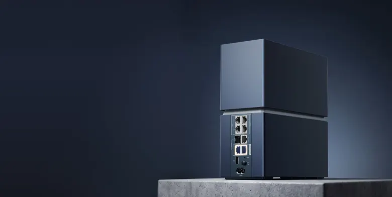 Router TP-Link Archer 8 Ultra w kształcie ciemnego prostopadłościanu z portami z tyłu, na betonowym postumencie