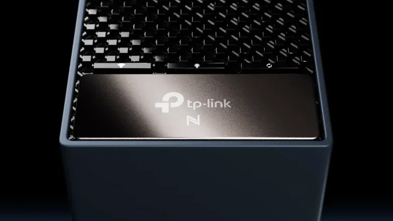 Górna część routera Archer 8 Ultra z perforowaną kratką i logo TP-Link