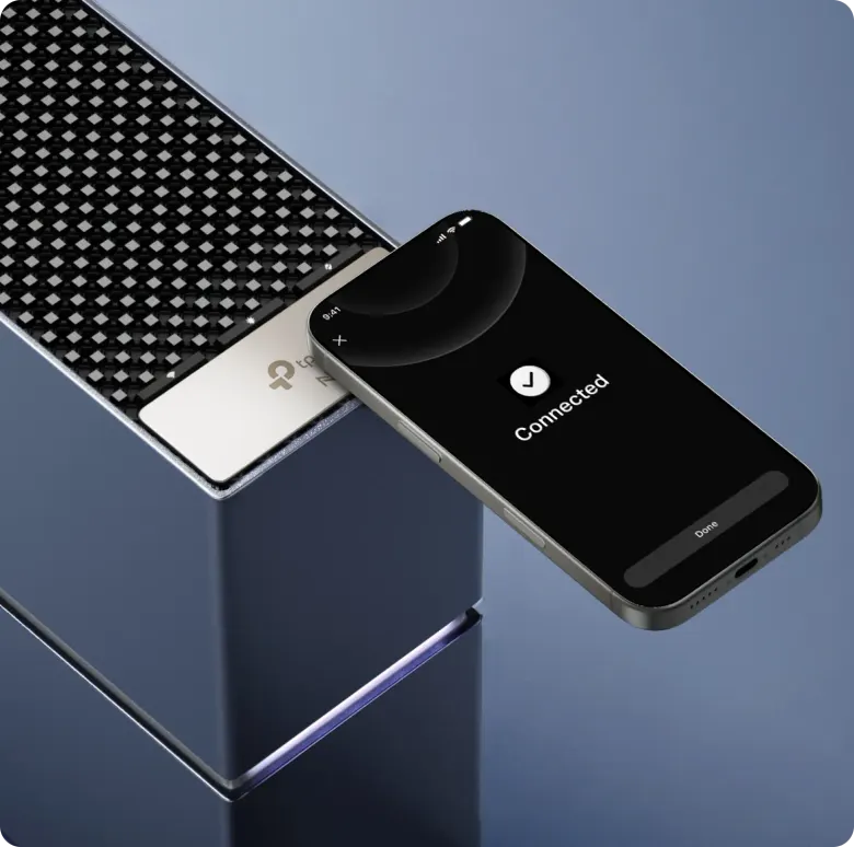 Smartfon przyłożony do górnej części routera Archer 8 Ultra podczas parowania przez NFC