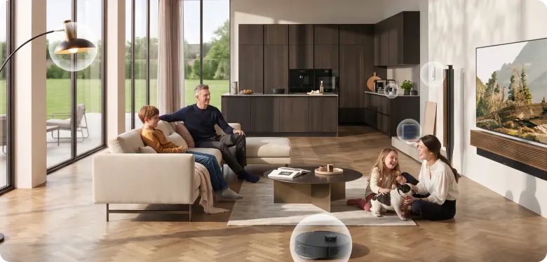 Rodzina w jasnym salonie, w tle moduł Deco 8 Ultra na komodzie i telewizor